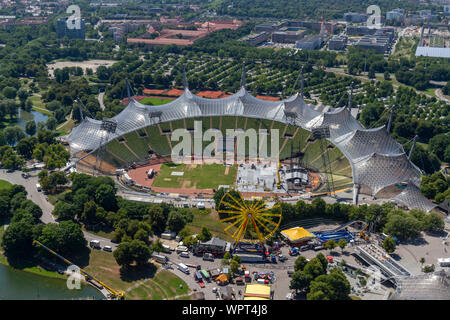 Blick auf die Olympic Park 1972 und Stadion aus dem Olympiaturm (Olympic Tower), München, Bayern, Deutschland. Stockfoto