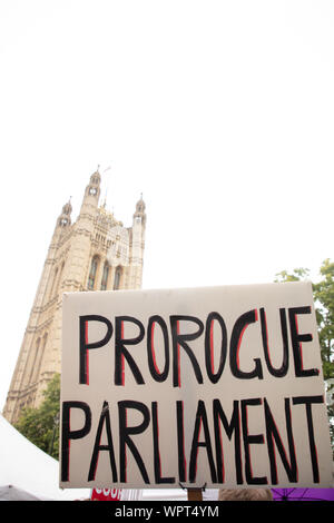 London, Großbritannien. 9. September, 2019. Große Board" zu vertagen Parlament", die von einer pro-Brexit Unterstützer bei einer Demonstration in der Nähe von College Green durchgeführt, gegenüber dem Parlamentsgebäude, London. Credit: Joe Kuis/Alamy Nachrichten Stockfoto