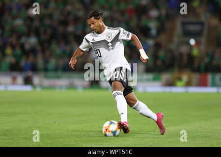 9. September 2019; Windsor Road, Belfast, County Antrim, Nordirland; EM-Qualifikationsspiel 2020, Nordirland gegen Deutschland, Deutschlands Serge Gnabry drückt vorwärts - redaktionelle Verwendung. Stockfoto