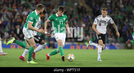 9. September 2019; Windsor Road, Belfast, County Antrim, Nordirland; EM-Qualifikationsspiel 2020, Nordirland gegen Deutschland; Paddy McNair bringt den Ball nach vorne für Nordirland - redaktionelle Verwendung. Stockfoto