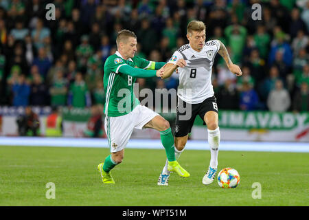 9. September 2019; Windsor Road, Belfast, County Antrim, Nordirland; EM-Qualifikationsspiel 2020, Nordirland gegen Deutschland; Steven Davis von Nordirland und Deutschland Toni Kroos für die Kugel konkurrieren - redaktionelle Verwendung. Stockfoto