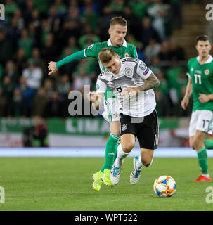 9. September 2019; Windsor Road, Belfast, County Antrim, Nordirland; EM-Qualifikationsspiel 2020, Nordirland gegen Deutschland; Nordirland Steven Davis fouls Toni Kroos von Deutschland - Leitartikel nur verwenden. Stockfoto