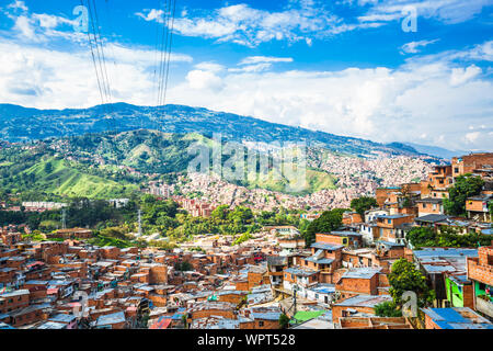 Blick auf Gebäude und Tal der Comuna 13 in Medellin, Kolumbien Stockfoto