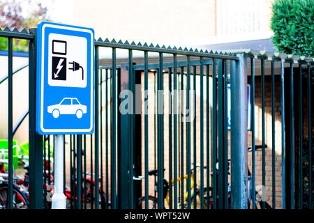 Niederländische Verkehrszeichen: Parkplätze für Elektrofahrzeuge nur Stockfoto