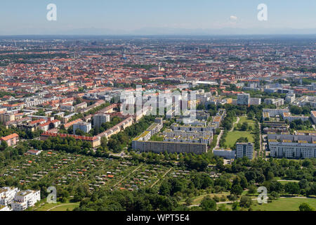 Allgemeine Ansicht über Kleingärten und Gehäuse südöstlich der Olympiaturm (Olympic Tower), München, Bayern, Deutschland. Stockfoto