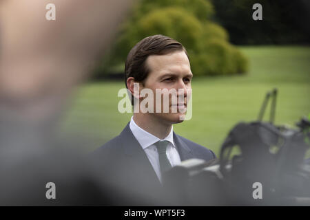 Washington, District of Columbia, USA. 9 Sep, 2019. Senior Advisor Jared Kushner hört sich die Vereinigten Staaten Präsident Donald J. Trumpf sprechen zu der Presse, als er das Weiße Haus in Washington, DC, USA fährt für eine Kundgebung in North Carolina am 9. September 2019. Credit: Stefani Reynolds/CNP/ZUMA Draht/Alamy leben Nachrichten Stockfoto