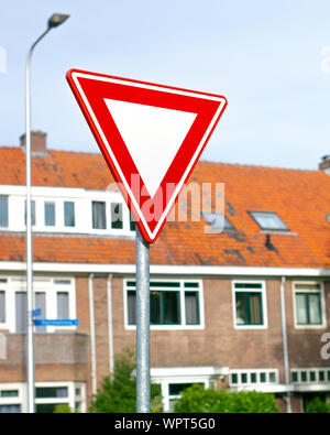 Niederländische Verkehrszeichen: Verkehr auf der Hauptstraße weiter Priorität einräumen Stockfoto