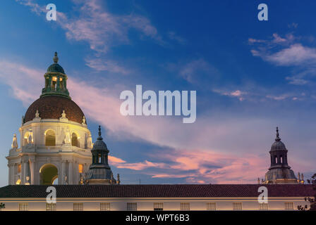 Pasadena City Hall in Los Angeles County, Hauptturm, in der Abenddämmerung gezeigt. Stockfoto