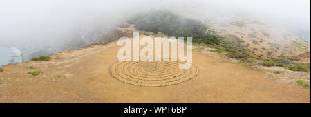 Eine kreisförmige Felsenlabyrinth, für die Meditation benutzt, ist am Rande des Pazifischen Ozeans gefunden, nördlich von San Francisco im Marin Headlands. Stockfoto