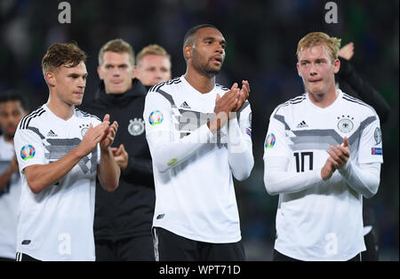 Letzte Jubel: Joshua Kimmich (Deutschland), Jonathan Tah (Deutschland), Julian Brandt (Deutschland). GES/fussball/EURO Qualifikation: Nordirland - Deutschland, 09.09.2019 Fußball: Europäische Qualifier: Nordirland gegen Deutschland, Belfast, September 9, 2019 | Verwendung weltweit Stockfoto