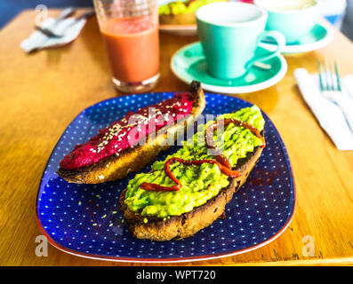 Blick auf gesunden Avocado und Rote Beete Toast zum Frühstück in Kolumbien Stockfoto