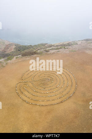 Eine kreisförmige Felsenlabyrinth, für die Meditation benutzt, ist am Rande des Pazifischen Ozeans gefunden, nördlich von San Francisco im Marin Headlands. Stockfoto