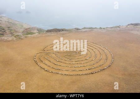 Eine kreisförmige Felsenlabyrinth, für die Meditation benutzt, ist am Rande des Pazifischen Ozeans gefunden, nördlich von San Francisco im Marin Headlands. Stockfoto