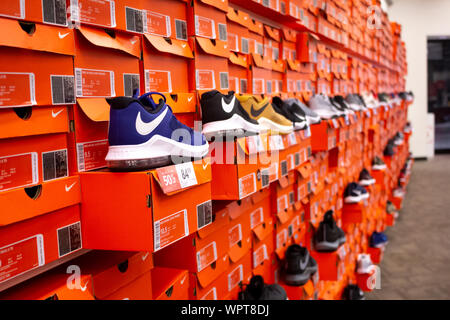 Los Angeles, Kalifornien, USA - 02-22-19: Eine Wandanzeige voller orangefarbener Nike Schuhkartons, die in einem Geschäft vor Ort ausgestellt werden. Stockfoto