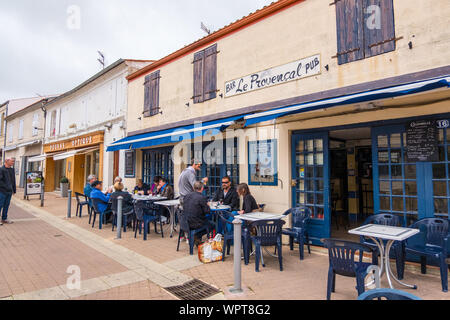 Fouras, Frankreich - 10. Mai 2019: Die Einwohner der Stadt und Touristen im Cafe und auf Terrassen in Fouras, Charente-Maritime, Frankreich entspannen Stockfoto