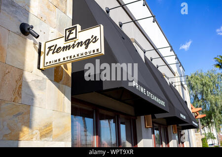 Rancho Cucamonga, Kalifornien, USA - 02-22-2019: Ein Schild vor dem Laden für Fleming's Prime Steakhouse. Stockfoto