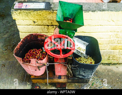 Blick auf traditionelle Kaffeemühle Maschine auf Kolumbianische Farm Stockfoto