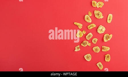 Gewürzt Banane Chip auf farbige Tabelle isoliert Stockfoto