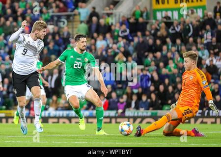 Belfast, Grossbritannien. 09 Sep, 2019. firo: 09.09.2019 Fussball: Fußball-Euro, Euro-Qualifikation: Nordirland - Deutschland goalchance, Timo Werner vs Torwart Bailey Peacock-Farrell Deutschland Timo Werner (9) schießt für das Ziel von Nordirland Torwart Bailey Peacock-Farrell (1 und | Verwendung der weltweiten Kredit: dpa/Alamy Leben Nachrichten gestoppt Stockfoto