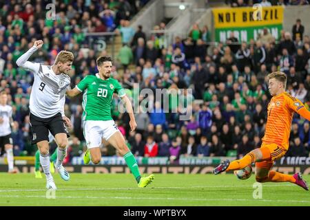 Belfast, Grossbritannien. 09 Sep, 2019. firo: 09.09.2019 Fussball: Fußball-Euro, Euro-Qualifikation: Nordirland - Deutschland goalchance, Timo Werner vs Torwart Bailey Peacock-Farrell Deutschland Timo Werner (9) schießt für das Ziel von Nordirland Torwart Bailey Peacock-Farrell (1 und | Verwendung der weltweiten Kredit: dpa/Alamy Leben Nachrichten gestoppt Stockfoto