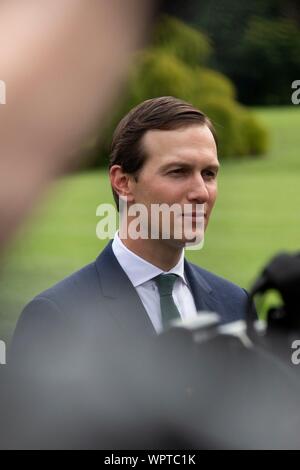 Washington, Vereinigte Staaten von Amerika. 09 Sep, 2019. Senior Advisor Jared Kushner hört sich die Vereinigten Staaten Präsident Donald J. Trumpf sprechen zu der Presse, als er das Weiße Haus in Washington, DC, USA fährt für eine Kundgebung in North Carolina am 9. September 2019. Credit: Stefani Reynolds/CNP | Verwendung der weltweiten Kredit: dpa/Alamy leben Nachrichten Stockfoto