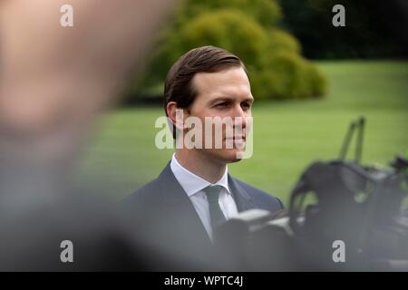 Washington, Vereinigte Staaten von Amerika. 09 Sep, 2019. Senior Advisor Jared Kushner hört sich die Vereinigten Staaten Präsident Donald J. Trumpf sprechen zu der Presse, als er das Weiße Haus in Washington, DC, USA fährt für eine Kundgebung in North Carolina am 9. September 2019. Credit: Stefani Reynolds/CNP | Verwendung der weltweiten Kredit: dpa/Alamy leben Nachrichten Stockfoto