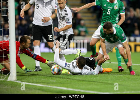 9. September 2019; Windsor Road, Belfast, County Antrim, Nordirland; EM-Qualifikationsspiel 2020, Nordirland gegen Deutschland; deutsche Torhüter Manuel Neuer stürzt sich die Kugel in ein Ziel Mund jagt mit Jonathan Tah von Deutschland und den Norden Irlands Conor Washington - Leitartikel nur verwenden zu behaupten. Stockfoto