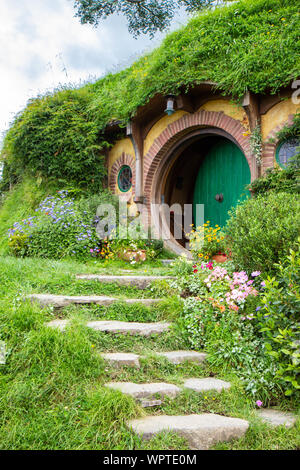 2017, Mai 2nd, Neuseeland, Matamata, Hobbiton movie Set - vordere Tür der Bohrung, Hobbit House Stockfoto