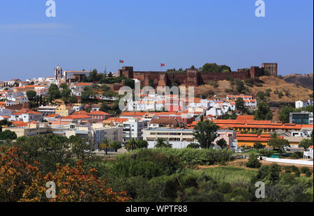 Portugal, Algarve, Panoramablick auf die mittelalterliche Stadt Silves - Kathedrale und die Burg am Horizont. Stockfoto