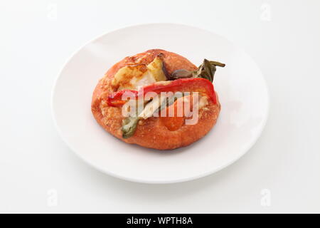 Gemüse Pizza Brot auf weißem Hintergrund Stockfoto
