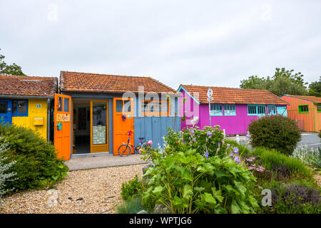 Ile d'Oléron, Frankreich - 10. Mai 2019: Hütten Alte oyster Landwirte erneuert und in die Kunst- und Handwerksläden in Le Chateau-d'Oléron auf der Ile d'Oleron Stockfoto