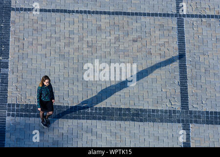 Kiew, Kiew: junge Frau bei Square von oben, lange Schatten, Kiew, Ukraine Stockfoto