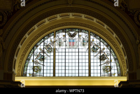 Main Reading Room. Halbrunde Glasfenster im Alkoven mit Statuen von Geschichte und Handel auf beiden Seiten. Bibliothek des Kongresses Thomas Jefferson, Washington, D.C. Stockfoto