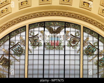 Main Reading Room. Halbrunde Glasfenster im Alkoven mit Statuen von Geschichte und Handel auf beiden Seiten. Bibliothek des Kongresses Thomas Jefferson, Washington, D.C. Stockfoto