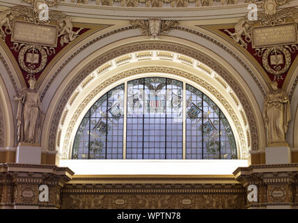 Main Reading Room. Halbrunde Glasfenster im Alkoven von HT Schladermundt mit Statuen von Poesie und Philosophie auf beiden Seiten. Bibliothek des Kongresses Thomas Jefferson, Washington, D.C. Stockfoto