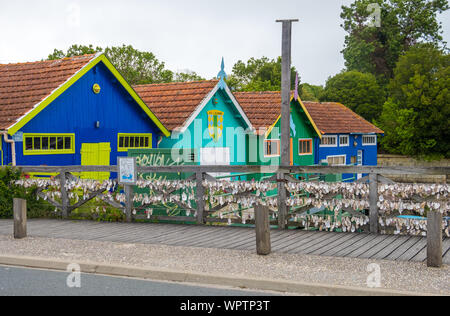 Ile d'Oléron, Frankreich - 10. Mai 2019: Hütten Alte oyster Landwirte erneuert und in die Kunst- und Handwerksläden in Le Chateau-d'Oléron in Frankreich Stockfoto