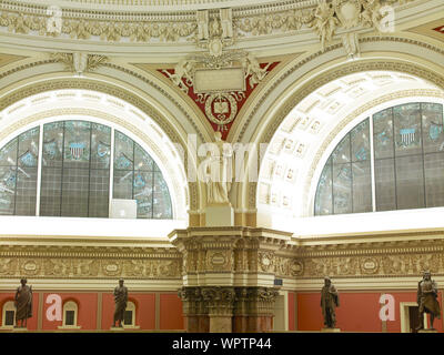 Main Reading Room. Blick auf die Statue, die Philosophie, von Bela Lyon Pratt, auf die Spalte Gebälk zwischen zwei Nischen. Bibliothek des Kongresses Thomas Jefferson, Washington, D.C. Stockfoto