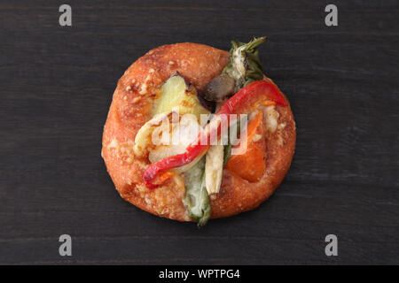 Gemüse Pizza Brot auf dem Tisch isoliert Stockfoto