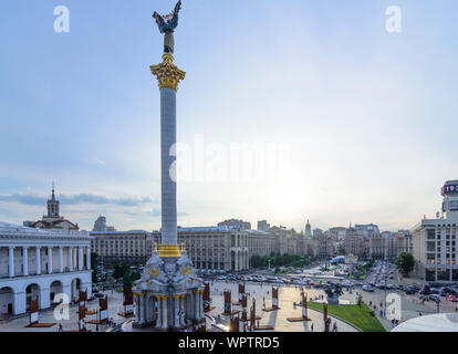 Kiew, Kiew: Maidan Nesaleschnosti (Platz der Unabhängigkeit), Petro Tschaikowsky der Nationalen Musikakademie der Ukraine (links), Independence Monument, Rusty displ Stockfoto