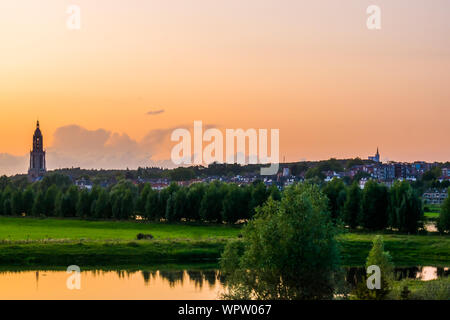 Blick auf die Stadt von Rhenen bei Sonnenuntergang, schöne rustikale Stadt in den Niederlanden Stockfoto