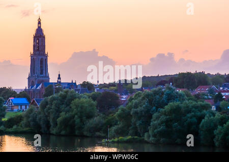 Rhenen Stadt mit Kirche Turm bei Sonnenuntergang, rustikalen Stadt mit Wasser, Die Niederlande Stockfoto