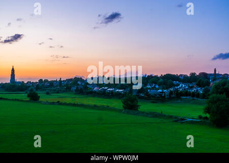 Ackerland von Vlissingen die Stadt bei Sonnenuntergang, schöne rustikale Landschaft, ländlichen Ort in den Niederlanden Stockfoto