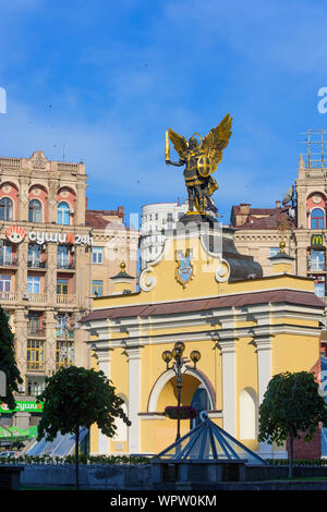 Kiew, Kiew: Lach Gates mit einer Skulptur von Erzengel Michael, dem Wahrzeichen der Stadt, Maidan Nesaleschnosti (Platz der Unabhängigkeit), Kiew, Ukraine Stockfoto