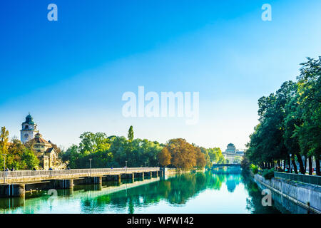 Blick auf farbenprächtige Herbstlandschaft vor Mueller Volksbad der Isar - München Stockfoto