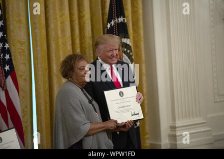 Washington, District of Columbia, USA. 9 Sep, 2019. Frau Minnie Grant akzeptiert Heroischen Lob vom Präsidenten der Vereinigten Staaten Donald J. Trumpf im Namen ihres Sohnes, Chris Grant, in Ost Zimmer Zeremonie im Weißen Haus in Washington, DC, USA Am 9. September 2019. Chris Grant wurde während der Dreharbeiten in El Paso, Texas im August verletzt. Credit: Stefani Reynolds/CNP/ZUMA Draht/Alamy leben Nachrichten Stockfoto