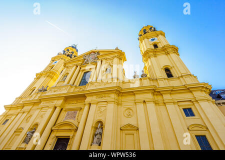 Blick auf die Theatinerkirche St. Cajetan, eine katholische Kirche in München Stockfoto