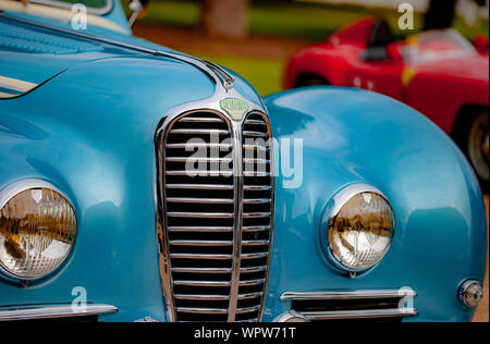 Delahaye 1948 S Vorderansicht im Querformat mit Details aus poliertem Chrom und Scheinwerfern. Details auf poliertem, hellblauem Oldtimer. Stockfoto