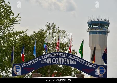 Blaue Torbogen am Eingang der EAA AirVenture (International Experimental Aircraft Association Fly-In-Übereinkommen), Oshkosh, Wisconsin, USA Stockfoto