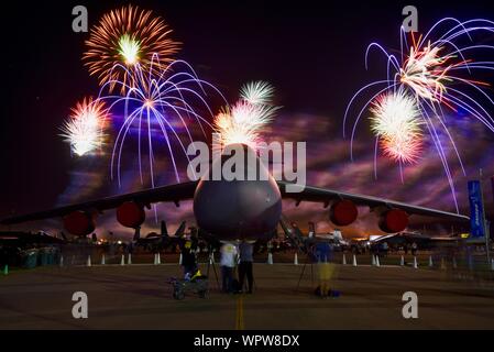 Spektakuläres Feuerwerk hinter massiven Lockheed C-5 M Super Galaxy Flugzeug Boeing Plaza, der EAA AirVenture Oshkosh, Wisconsin, USA geparkt explodieren Stockfoto