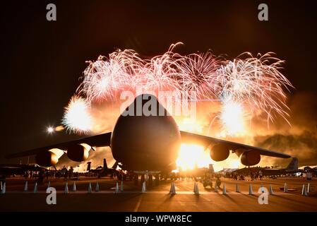 Spektakuläres Feuerwerk hinter massiven Lockheed C-5 M Super Galaxy Flugzeug Boeing Plaza, der EAA AirVenture Oshkosh, Wisconsin, USA geparkt explodieren Stockfoto